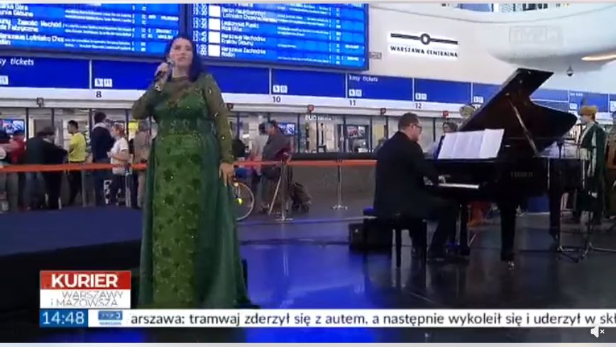 Wokalistka i pianista podczas happeningu na Dworcu Centralnym